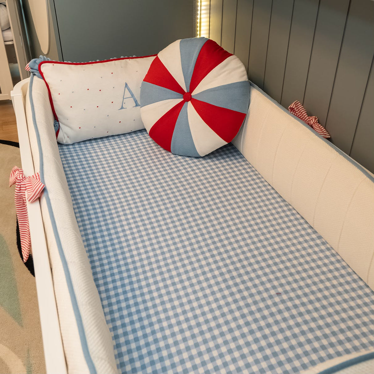 Kit Berço Riviera Azul e Vermelho 6 Peças com Inicial Personalizada – Tricô Xadrez Personalizado
