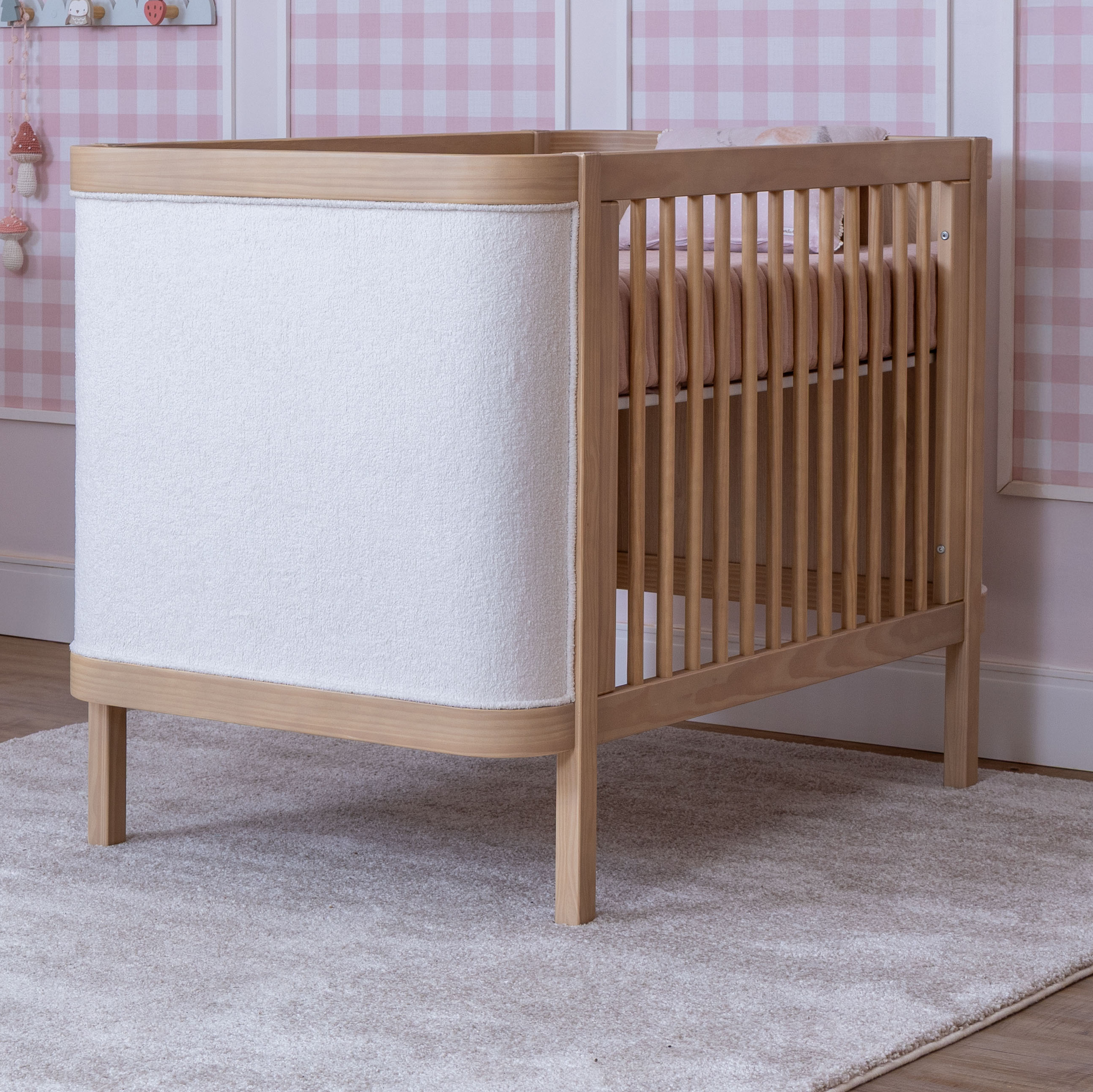 Berço de Madeira com Tecido Bouclé 2 em 1 Linha Soley