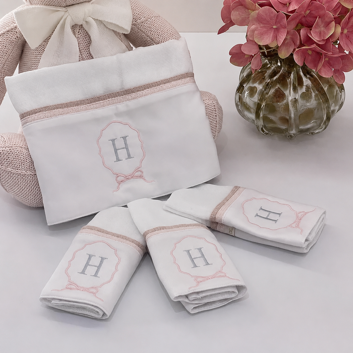 Kit Babitas + Fraldão Toque de Seda Personalizado com Bordado de Inicial