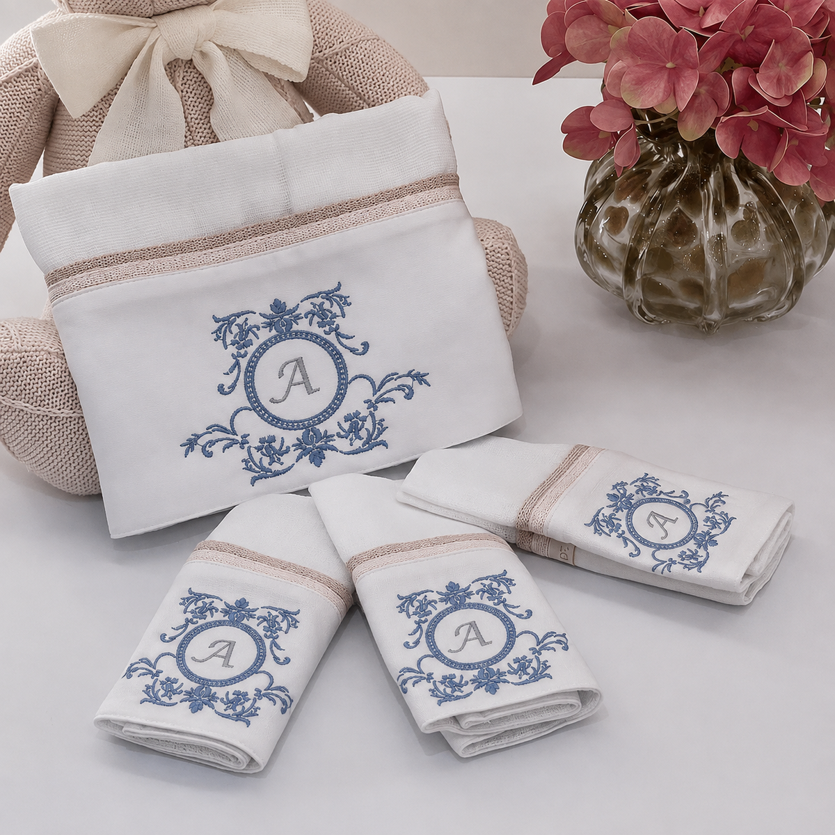 Kit Babitas + Fraldão Toque de Seda Personalizado com Bordado de Inicial