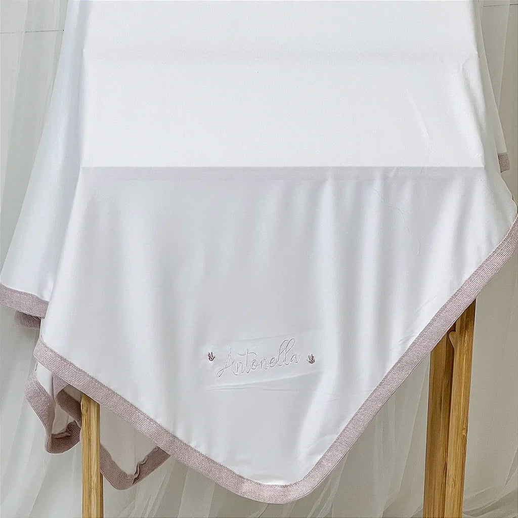 Cueiro Toque de Seda Personalizado com Nome Bordado