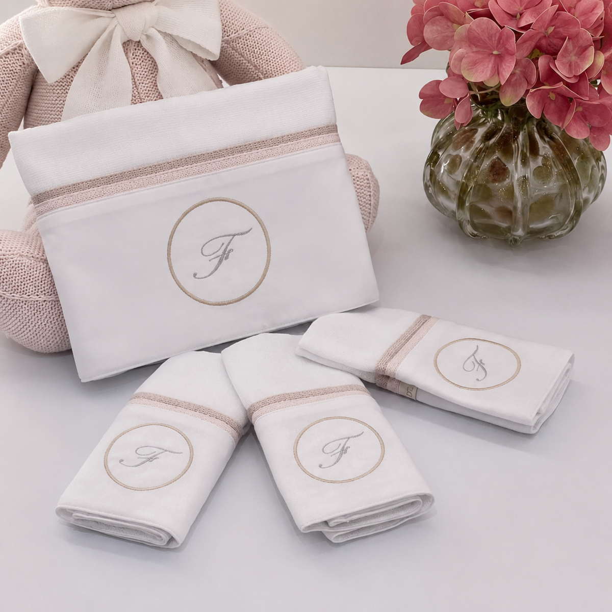 Kit Babitas + Fraldão Toque de Seda Personalizado com Bordado de Inicial