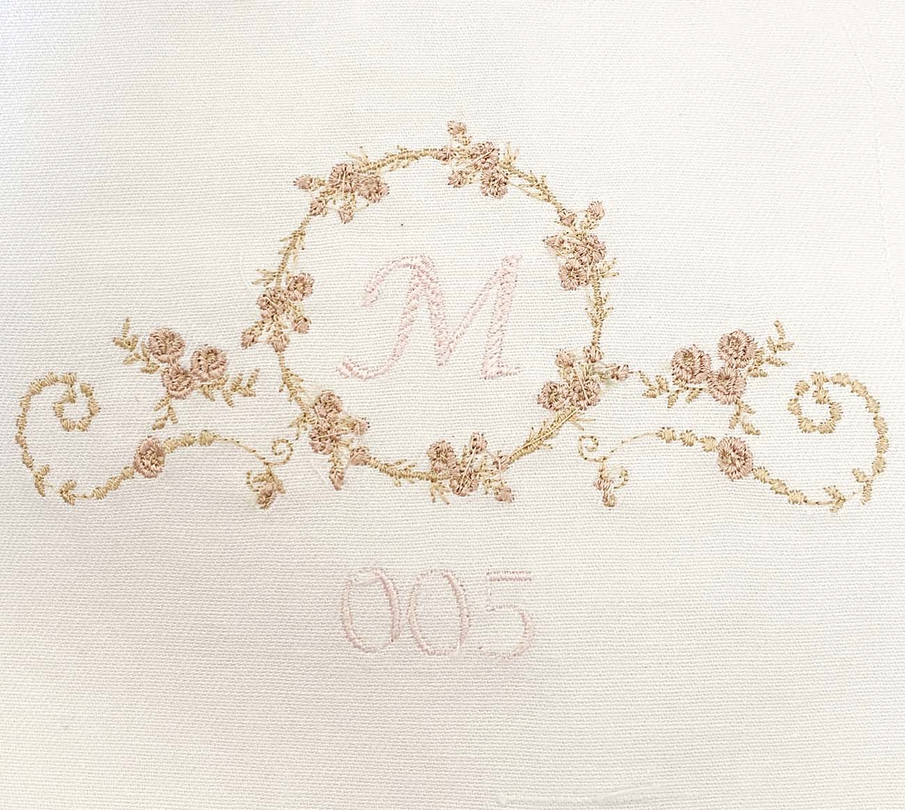 Kit Babitas + Fraldão Toque de Seda Personalizado com Bordado de Inicial