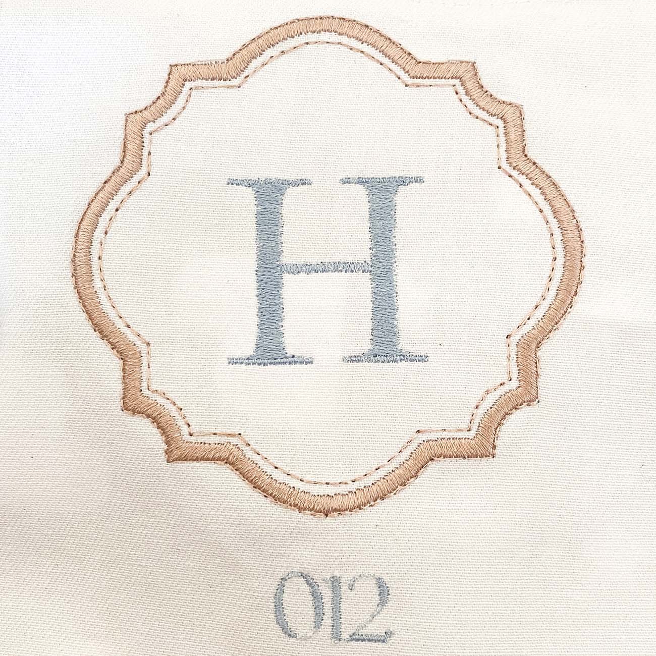 Kit Babitas + Fraldão Toque de Seda Personalizado com Bordado de Inicial