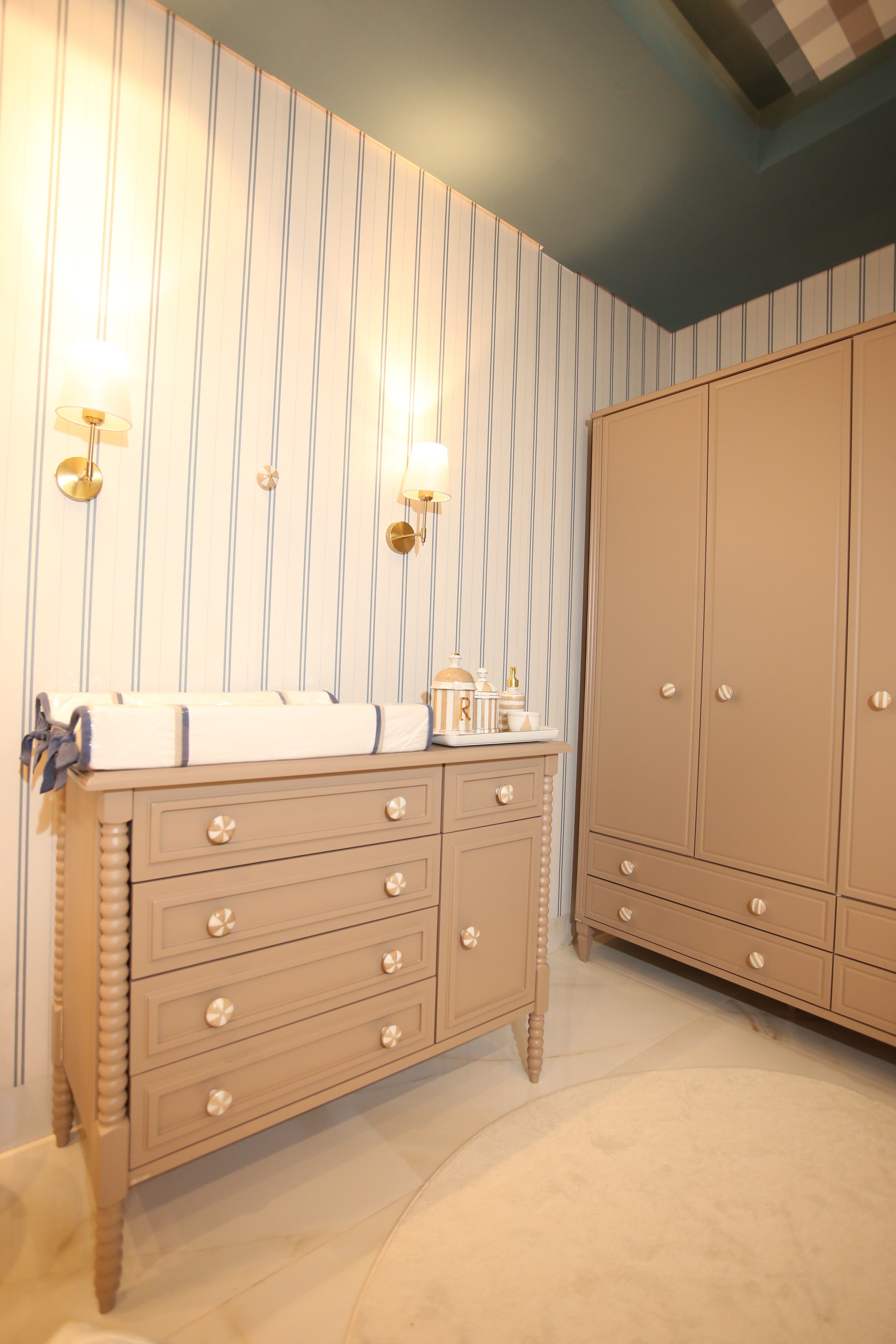 Cômoda Dot 5 Gavetas e 1 Porta - 521