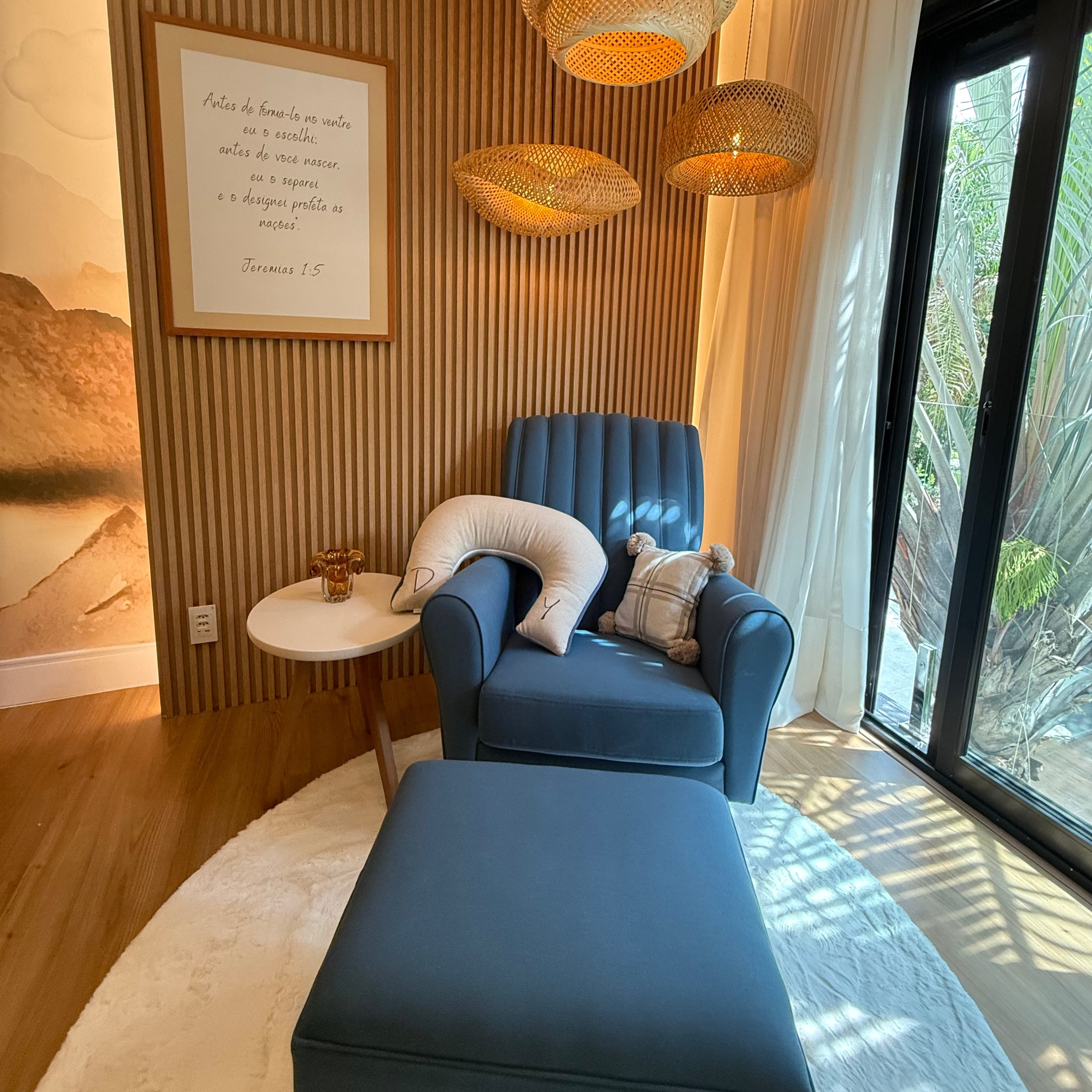 Poltrona de Amamentação Yudi com Balanço – Design e Conforto para Quarto de Bebê