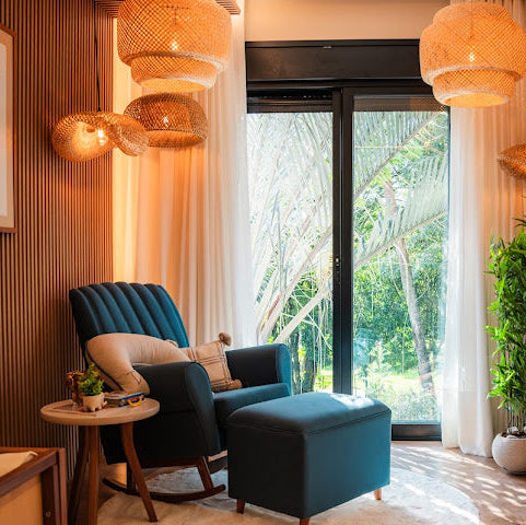 Poltrona de Amamentação Yudi com Balanço – Design e Conforto para Quarto de Bebê