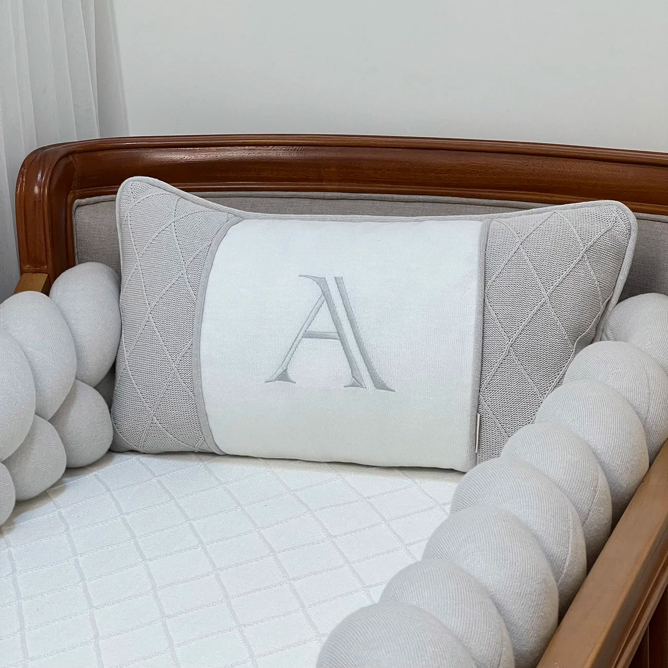 Kit Berço Cinza Claro com Inicial Bordado
