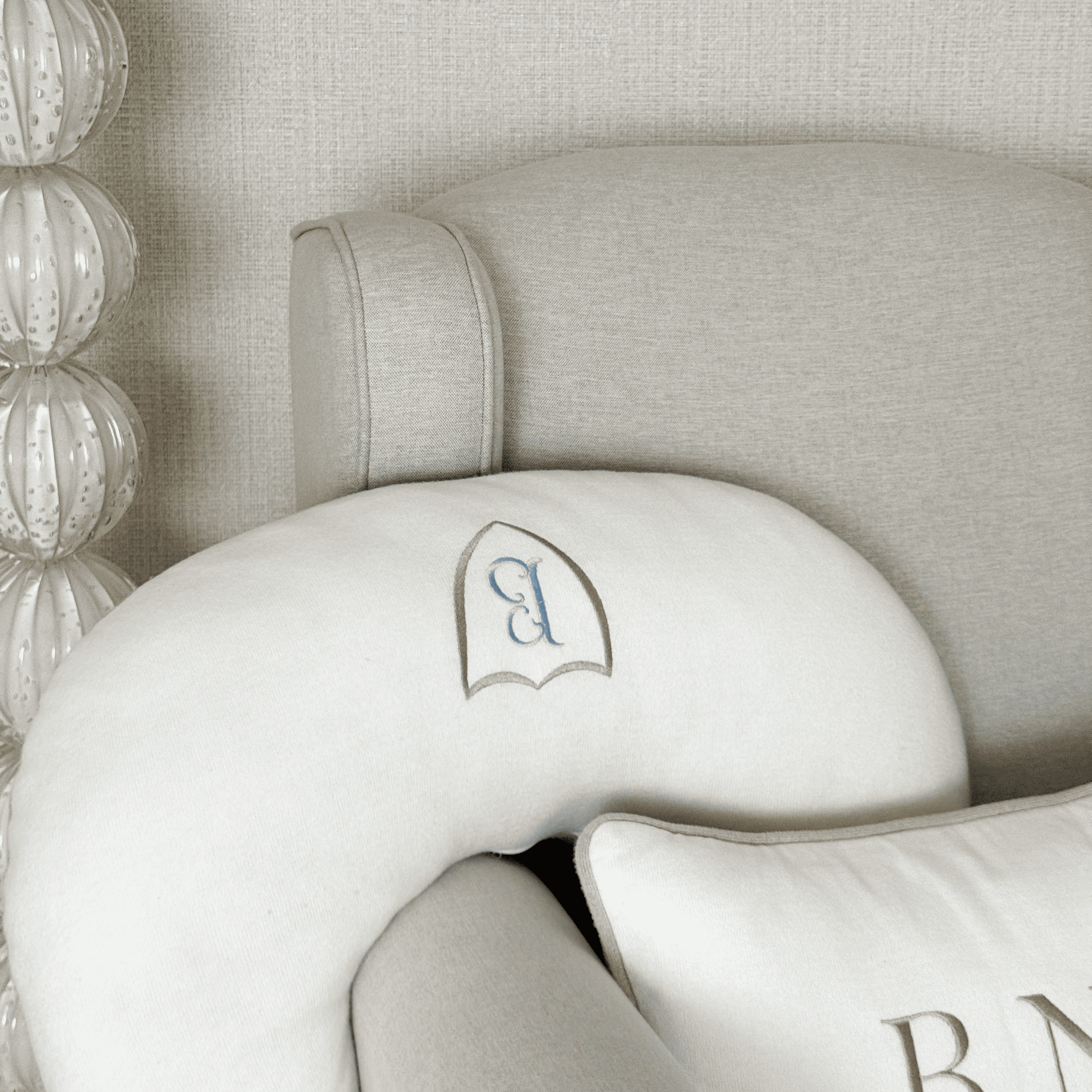 Almofada de Amamentação Benicio com inicial Personalizada