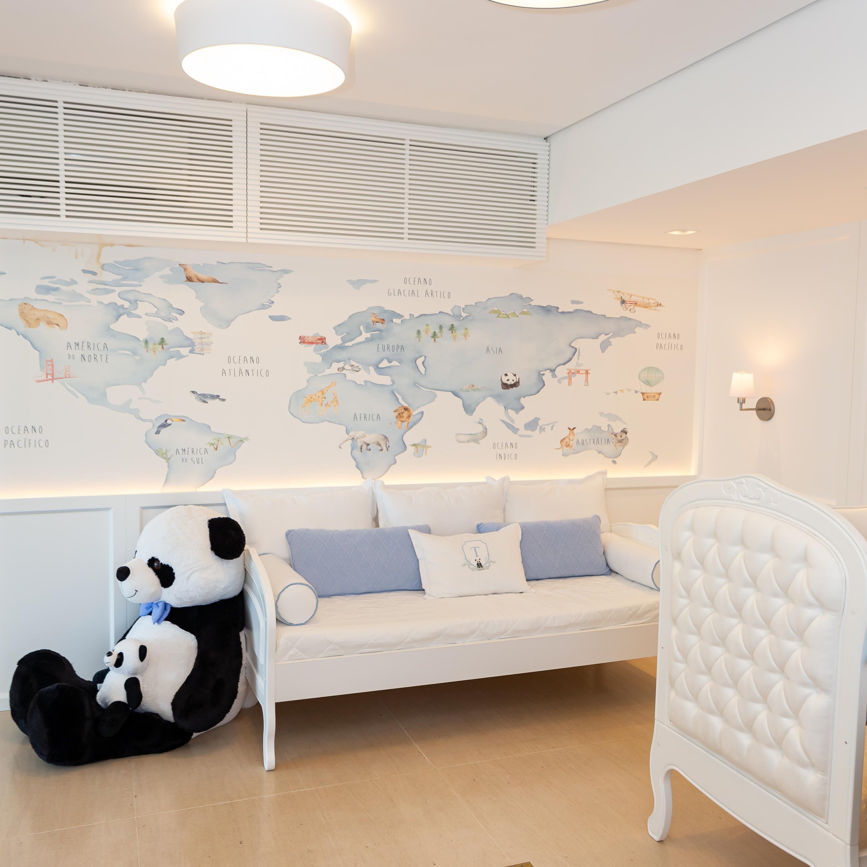 Papel de Parede Mapa Mundi de Animais em Cores