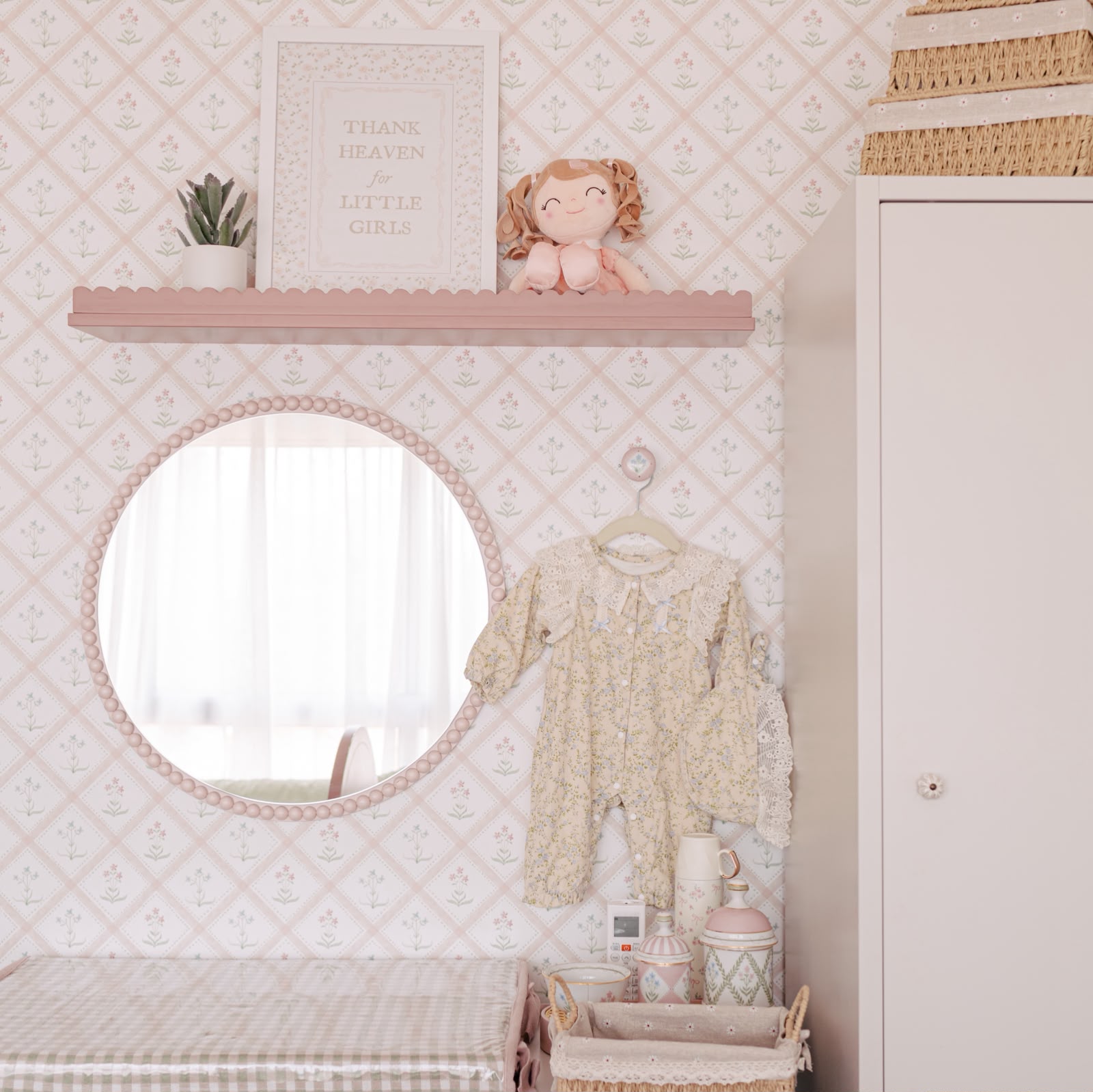Espelho Bella Redondo 60 cm – Moldura com Esferas Decorativas