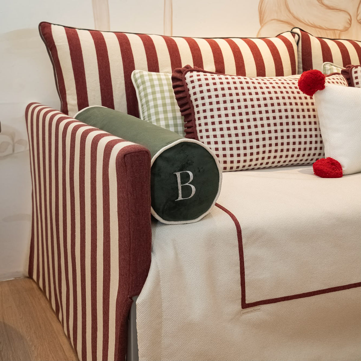 Kit Enxoval de Cama Infantil Woodland 10 Peças com Nome e Inicial Personalizada – Xadrez Vinho/Rubi e Verde