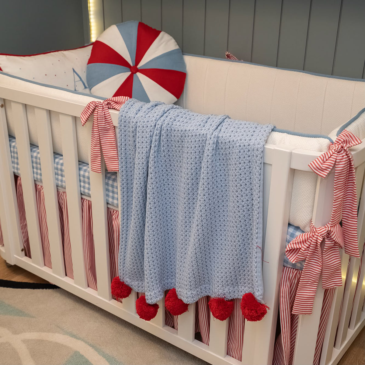 Manta Infantil Pom Pom Riviera Azul e Vermelho em Tricô Pipoca – Sonhos de Ninar