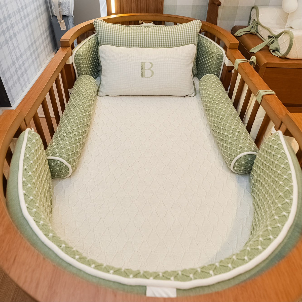 Kit Enxoval de Berço Sonhos UP 7 Peças – Tricô Seridó Verde Sálvia com Inicial Personalizada