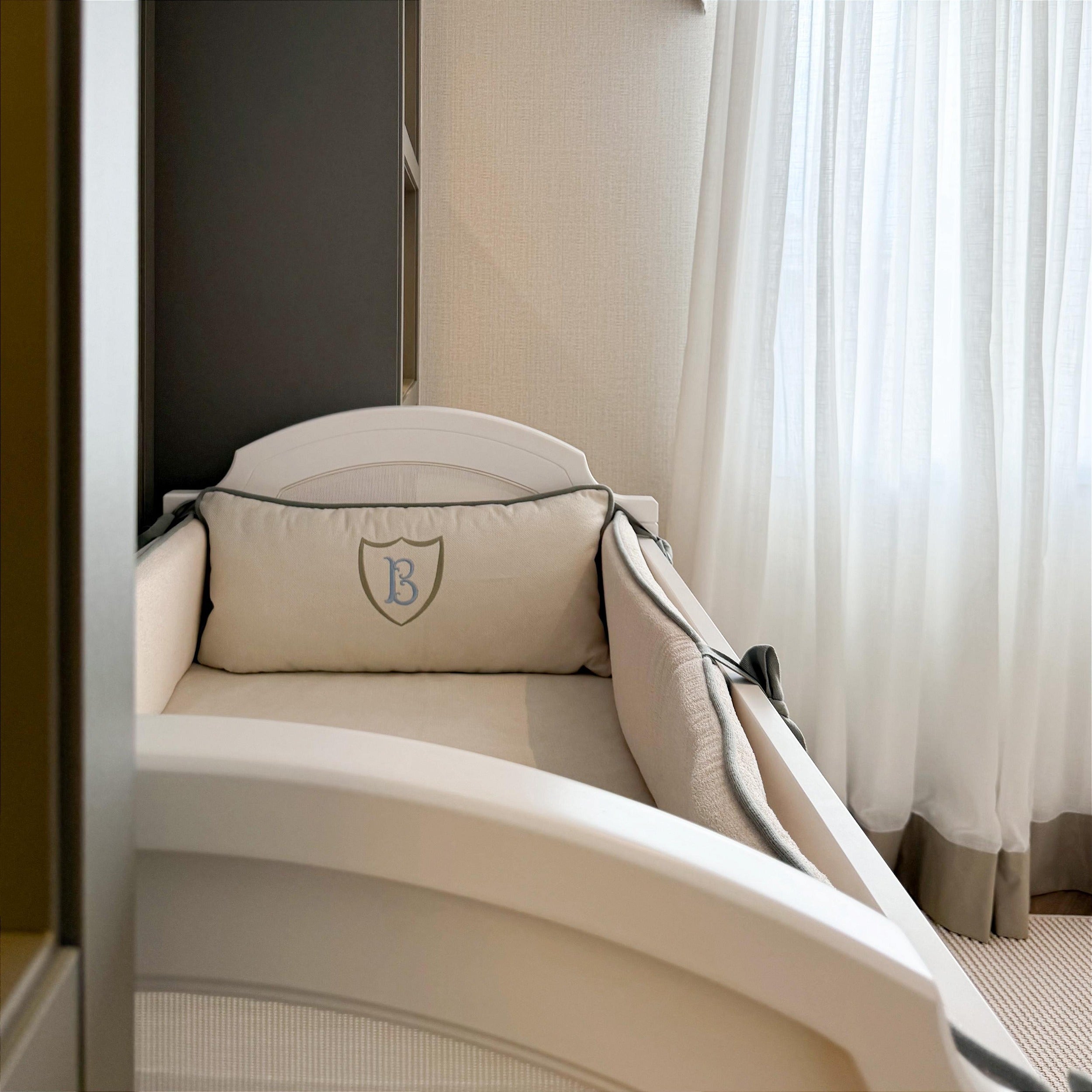 Kit berço Personalizado 5 Peças Benicio com Inicial Personalizada em Boucle