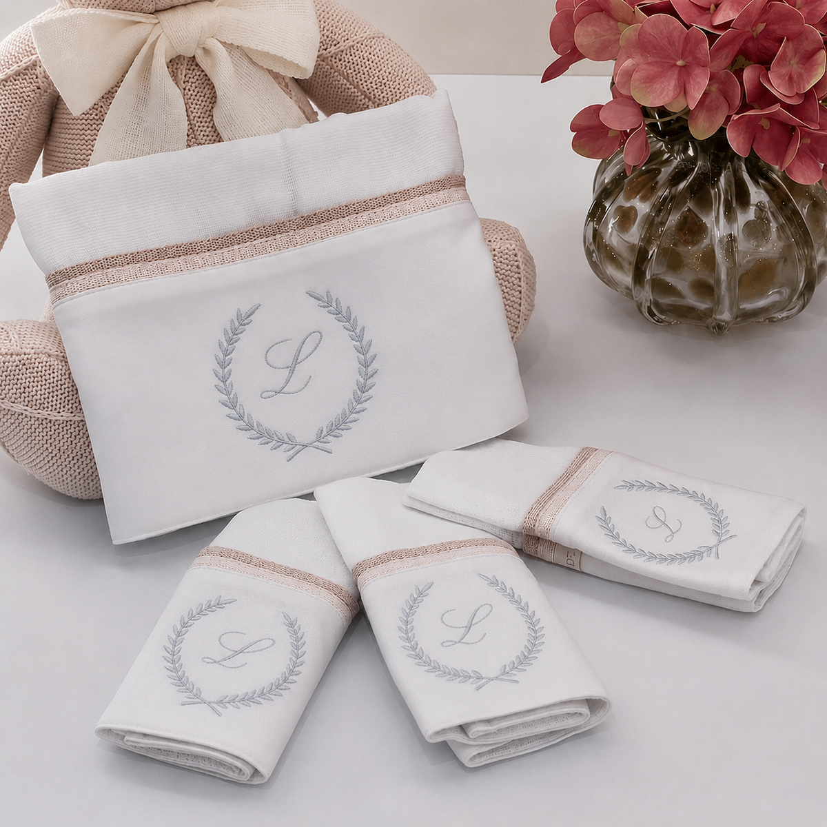 Kit Babitas + Fraldão Toque de Seda Personalizado com Bordado de Inicial