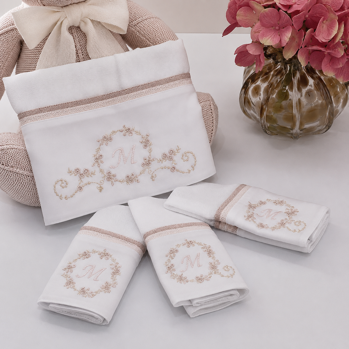 Kit Babitas + Fraldão Toque de Seda Personalizado com Bordado de Inicial
