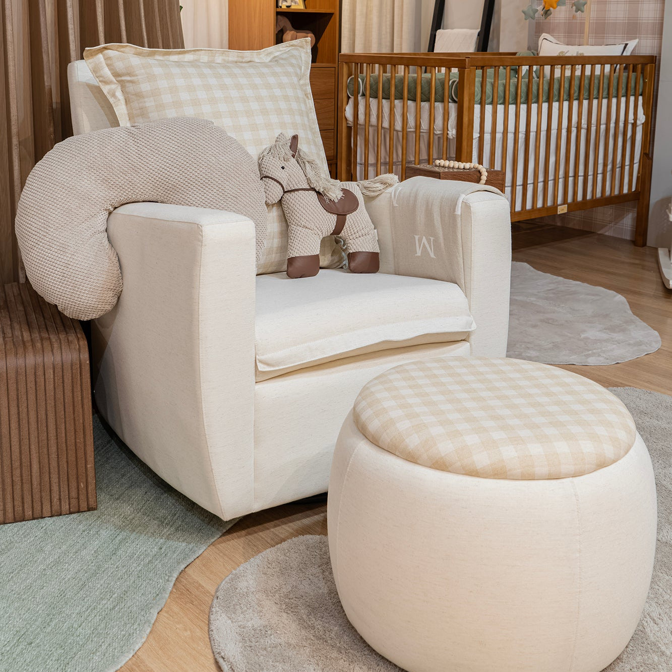 Poltrona de Amamentação Saltim com Balanço Planador e Giro 360°– Conforto para Quarto de Bebê