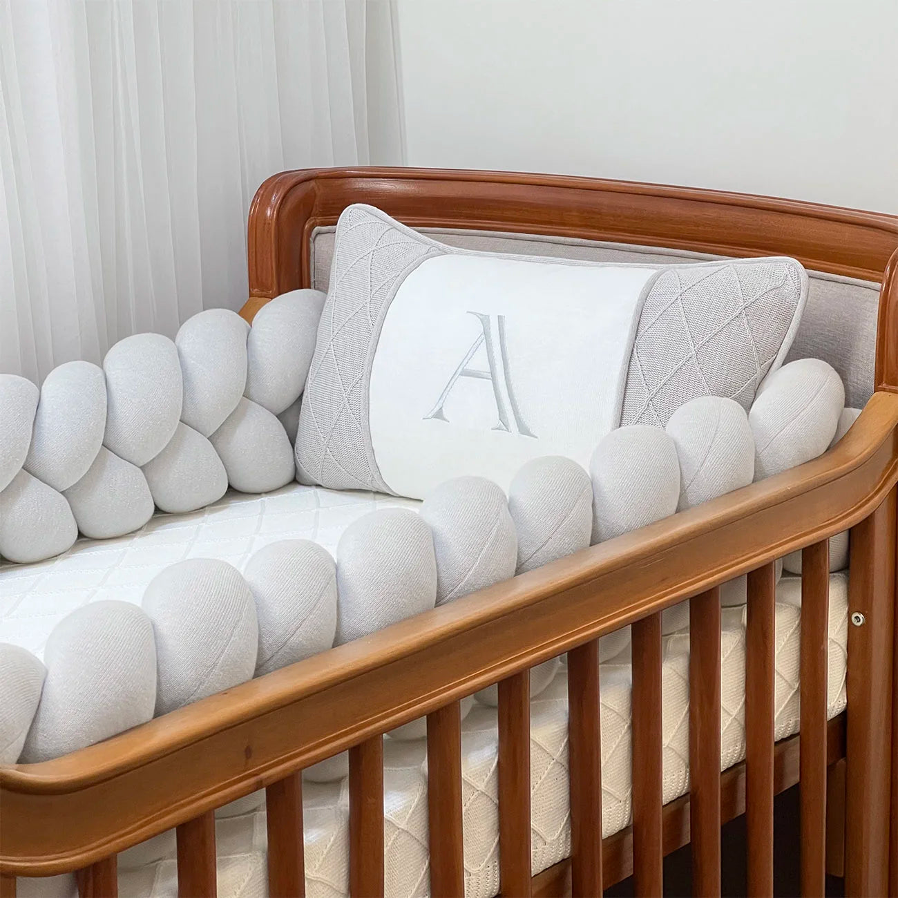 Kit Berço Cinza Claro com Inicial Bordado