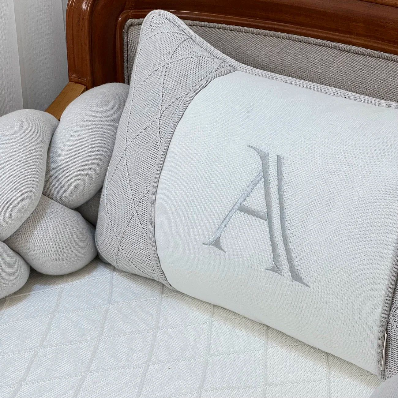 Kit Berço Cinza Claro com Inicial Bordado