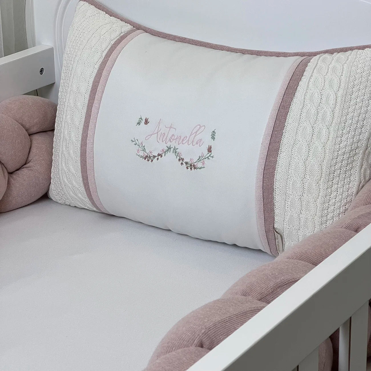 Kit Berço Personalizado com Bordado Nome Antonella - 2 Peças