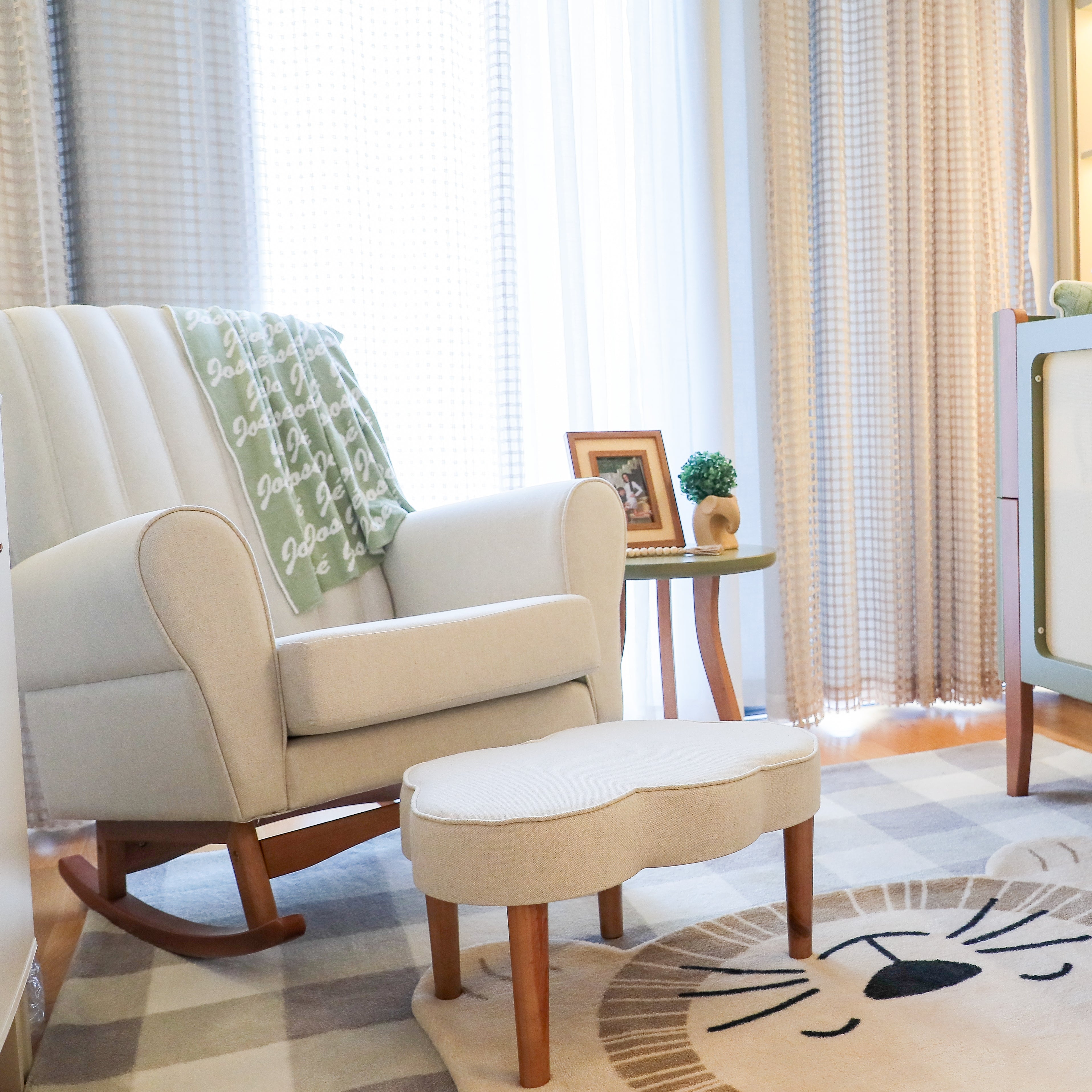 Poltrona de Amamentação Yudi com Balanço – Design e Conforto para Quarto de Bebê