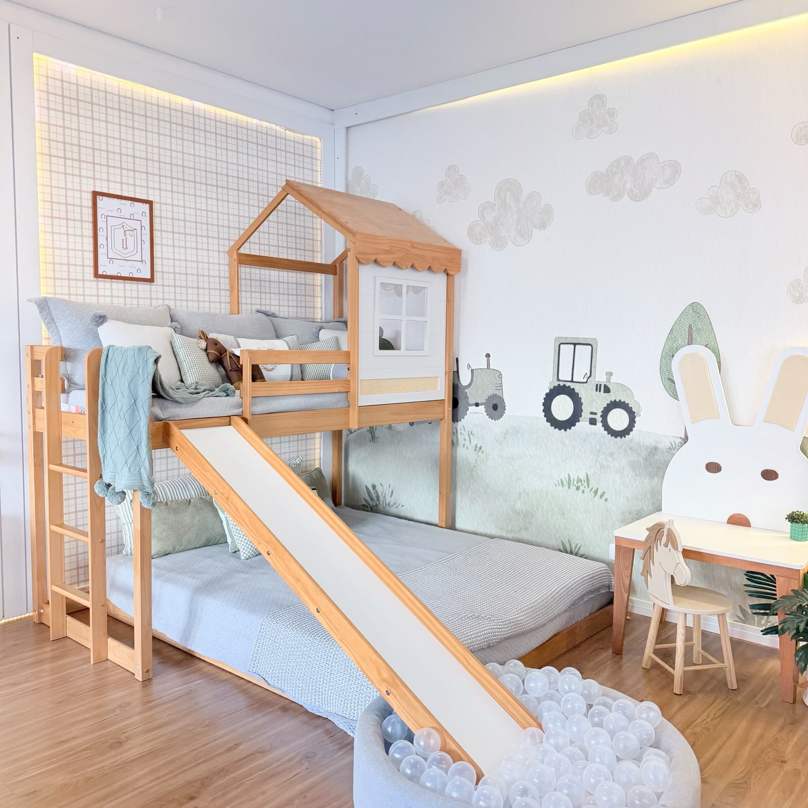 Beliche Fazenda Infantil com Escorregador em Madeira – Cama Solteiro Superior e Queen Inferior