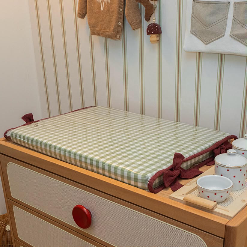 Trocador Reto Woodland Xadrez Verde com Detalhes Rubi - Sonhos de Ninar
