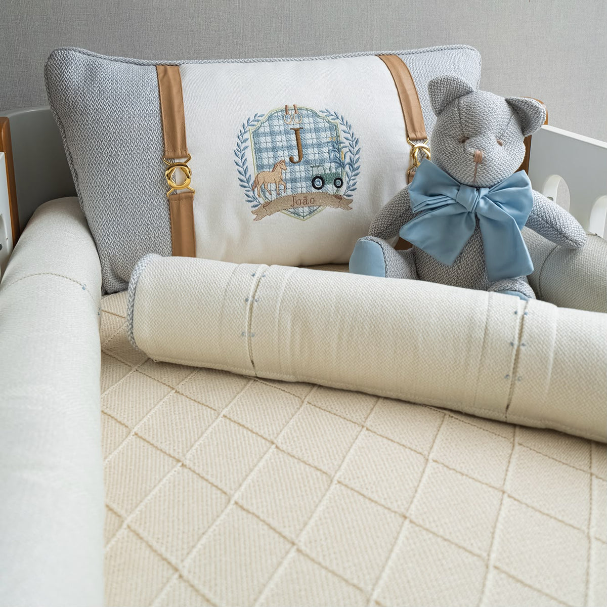 Kit Enxoval de Berço Maison Bleu 5 Peças – Azul e Bege com Brasão Nome Personalizado