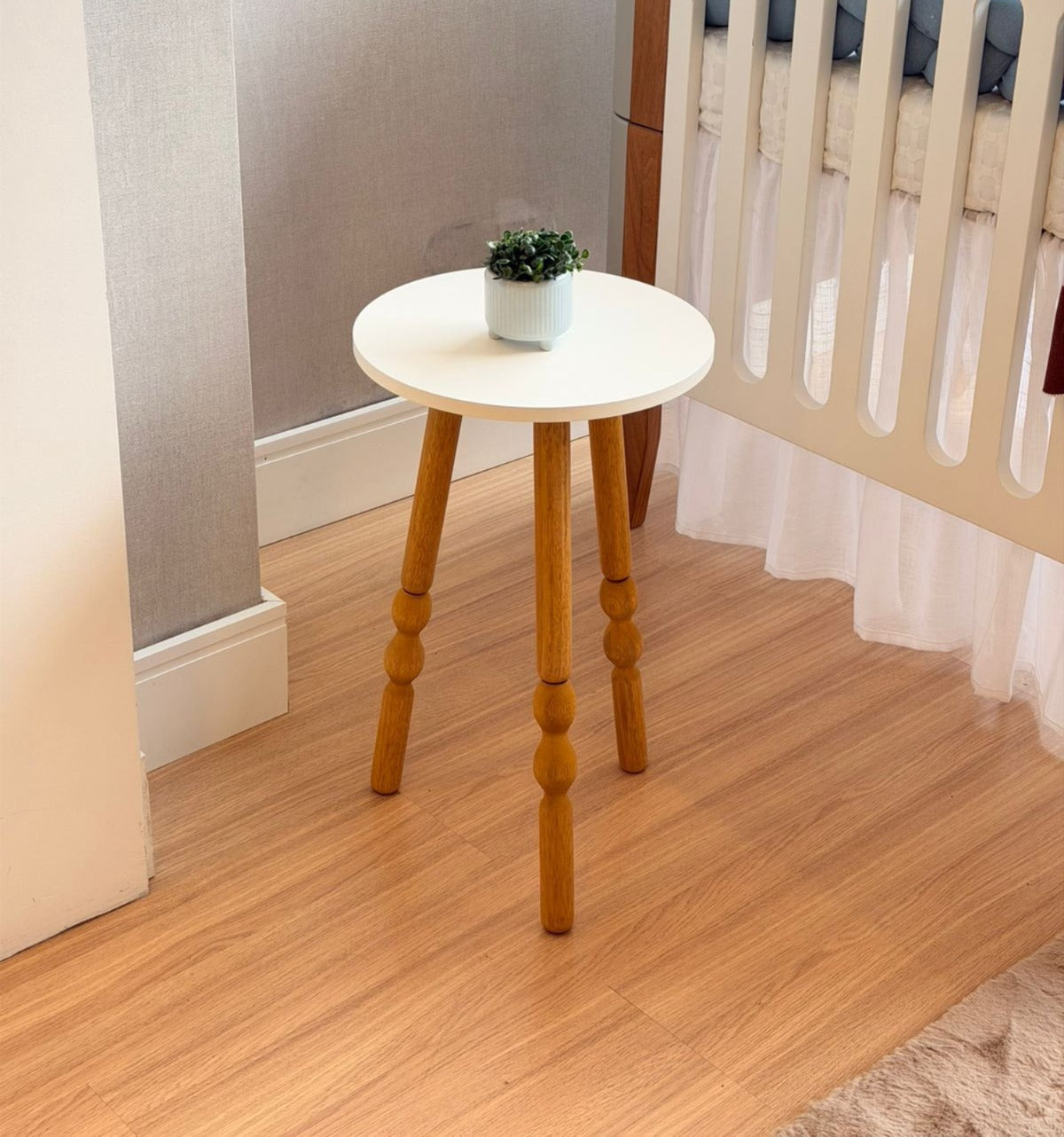 Mesa de Apoio Lateral para Quarto de Bebê
