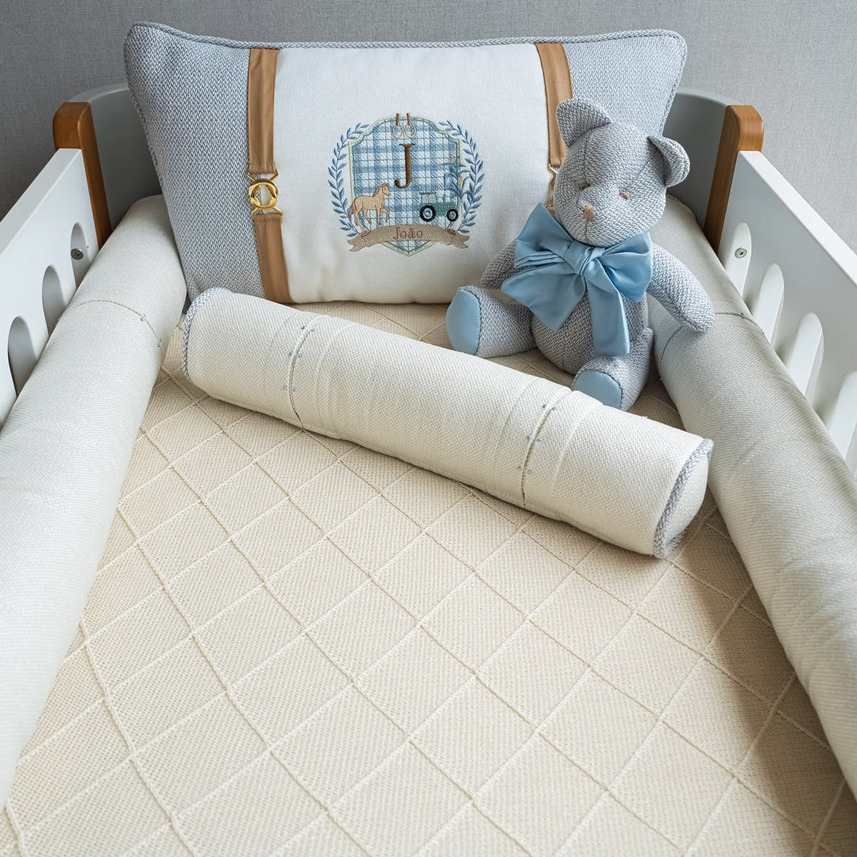 Kit Enxoval de Berço Maison Bleu 5 Peças – Azul e Bege com Brasão Nome Personalizado