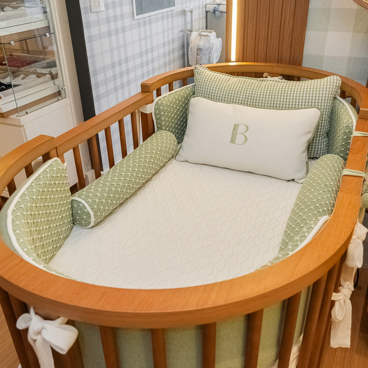 Kit Enxoval de Berço Sonhos UP 7 Peças – Tricô Seridó Verde Sálvia com Inicial Personalizada