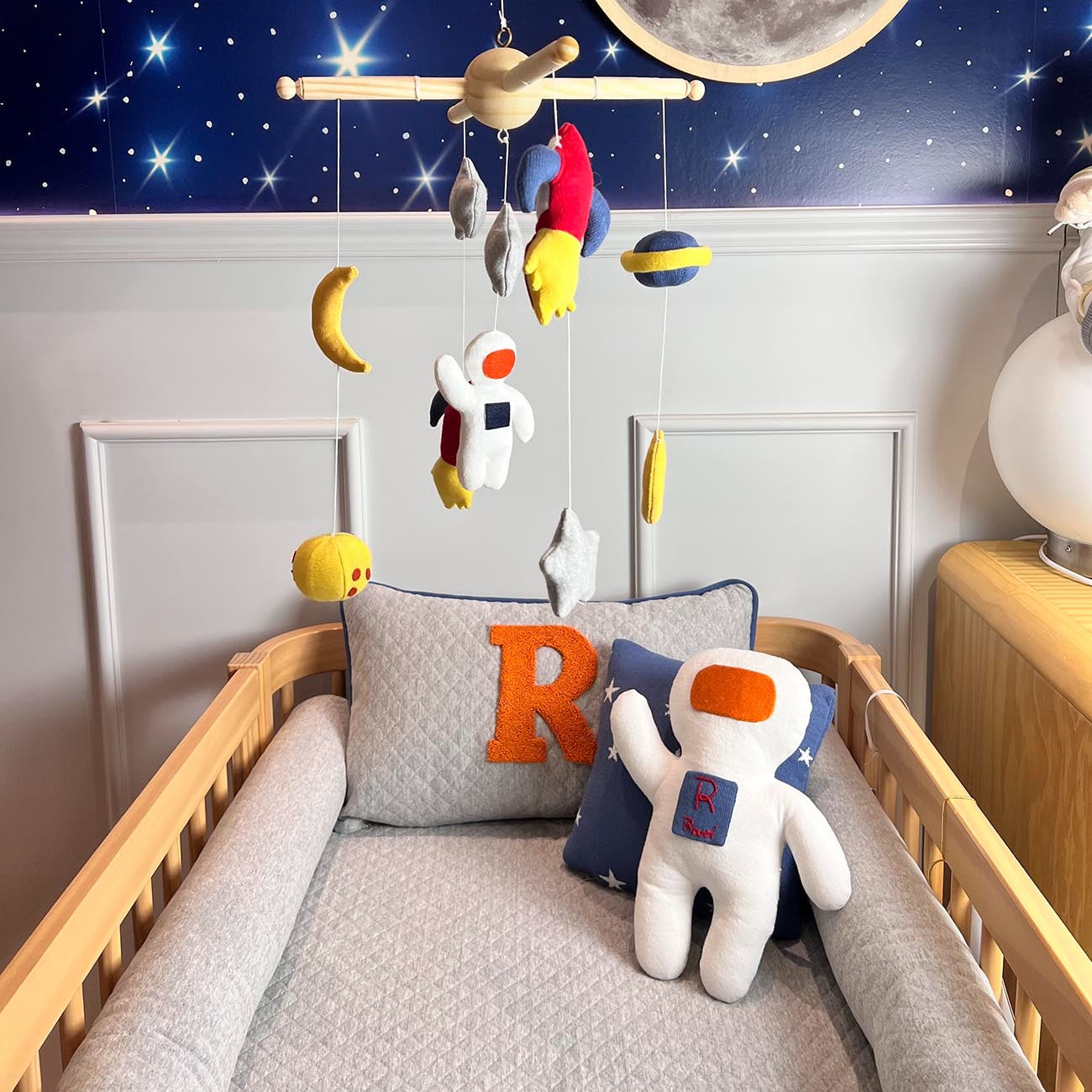 Kit Berço Pettenati Cinza Astronauta 5 Peças Personalizado com Inicial