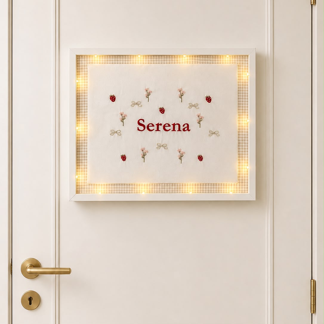 Porta Maternidade Serena com Iluminação LED – 30x40 cm