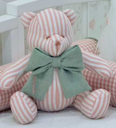 Urso Violeta Listrado com Inicial Personalizada SDN